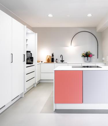 Minimalistinen niemekekeittiö värikäs