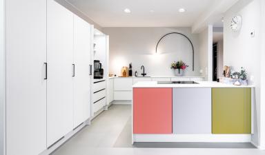 Minimalistinen niemekekeittiö värikäs
