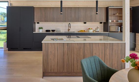 Moderni_tumma_Carini Walnut_Jet Black Matt_i-keittiö_saarekekeittiö_melamiini_lakattu_mdf_keraaminen_2024_Ruovikkokuja_Hirvensalo_6554_main