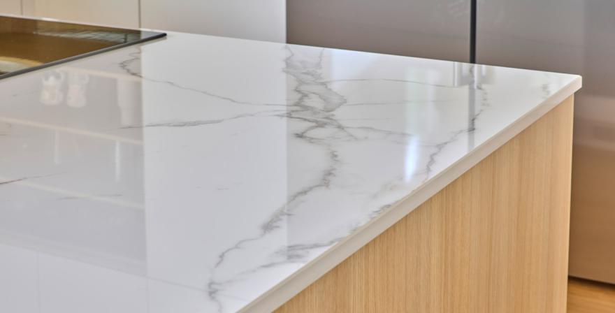 Moderni_luonnonvärinen_Vaalea tammi_u-keittiö_niemekekeittiö_Sarka_Asunnot_12