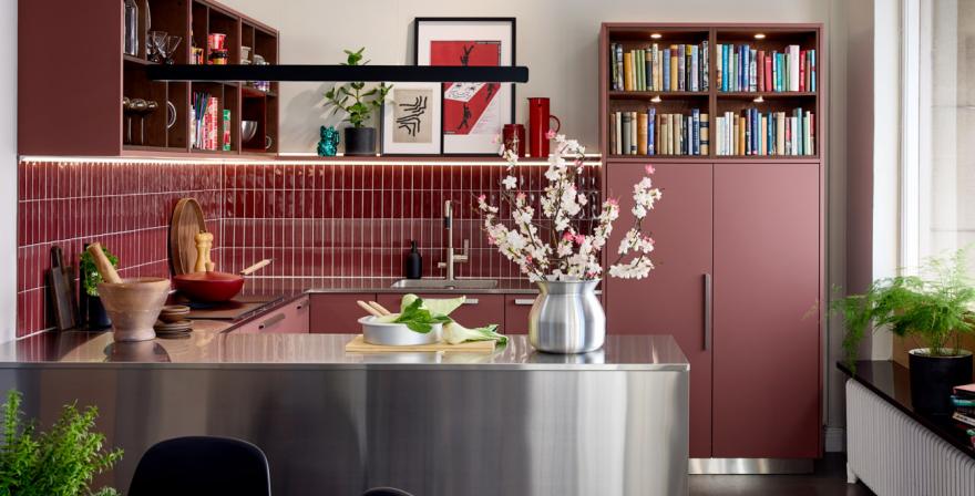 Moderni_värillinen_Rusty Red_u-keittiö_niemekekeittiö_mdf_rst_2025_Trendikeittiö_26_Norr_Mälarstrand_Kungsholmen-1_coll