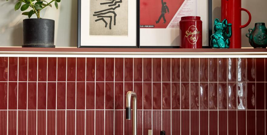 Moderni_värillinen_Rusty Red_u-keittiö_niemekekeittiö_mdf_rst_2025_Trendikeittiö_26_Norr_Mälarstrand_Kungsholmen-34_coll