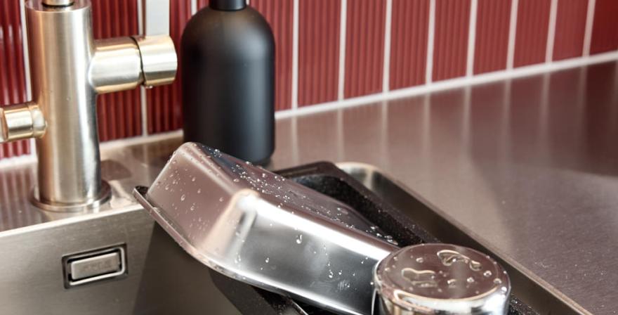 Moderni_värillinen_Rusty Red_u-keittiö_niemekekeittiö_mdf_rst_2025_Trendikeittiö_26_Norr_Mälarstrand_Kungsholmen-36_coll