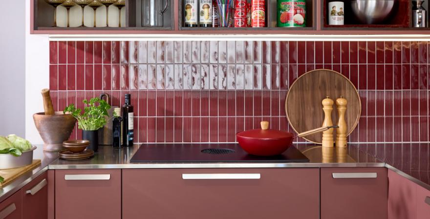 Moderni_värillinen_Rusty Red_u-keittiö_niemekekeittiö_mdf_rst_2025_Trendikeittiö_26_Norr_Mälarstrand_Kungsholmen-9_coll