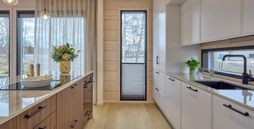 Moderni_vaalea_valkoinen_i-keittiö_saarekekeittiö_Hirsi_Kastelli_8