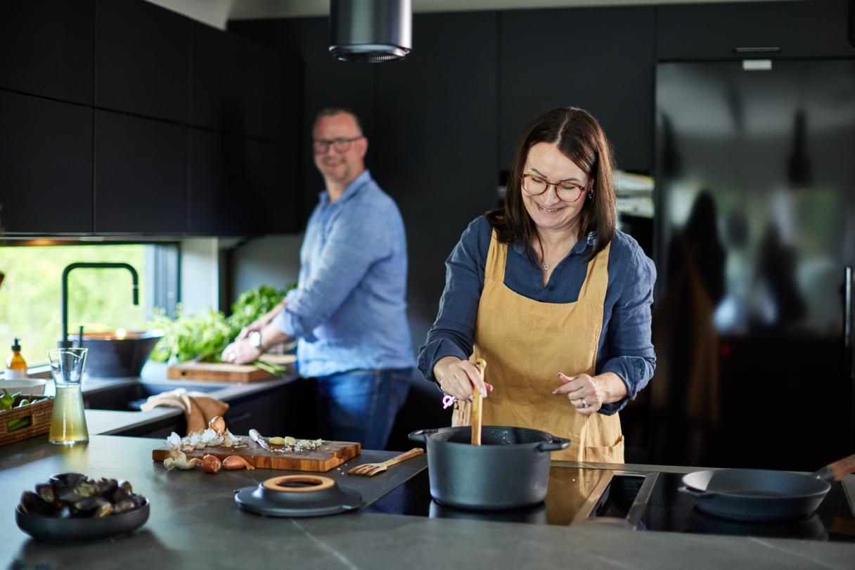 Puustelli Kapellvägen Södertälje svart modernt kök köksinredning