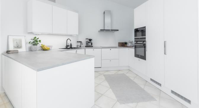 Kakel till vitt kök med svart bänkskiva Kust Design Vit Tradition Bistrokok Med Svart Bankskiva