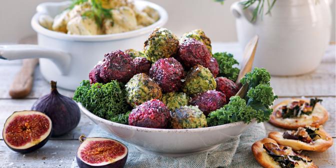 Grönt julbord med grönkål och rödbetsbollar