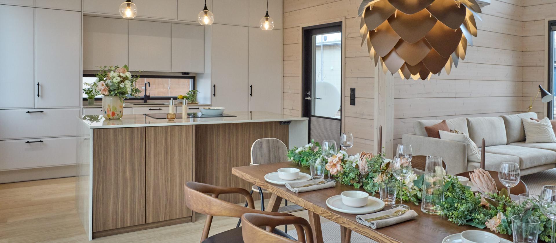 Moderni_vaalea_valkoinen_i-keittiö_saarekekeittiö_Hirsi_Kastelli_14