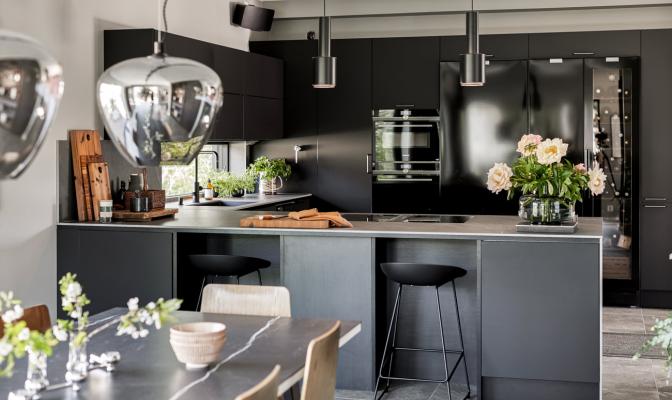 Moderni Mustan keittiön arvoitus detsku 1