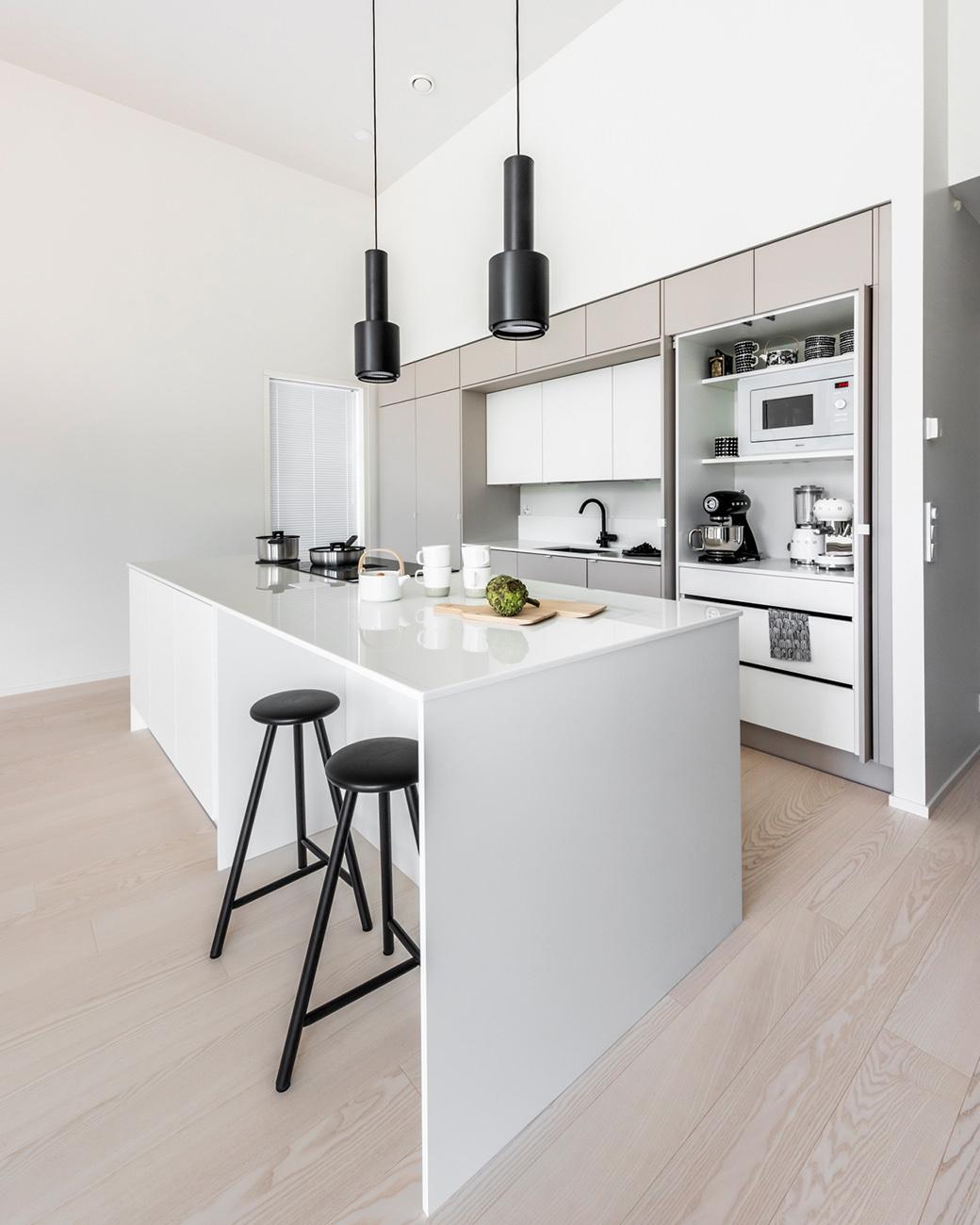 Moderni beige l-keittiö saarekkeella